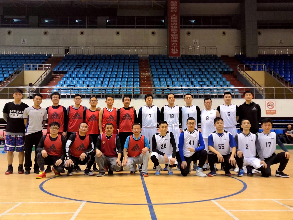 西安邮电大学与陕师大开展教职工篮球友谊赛
