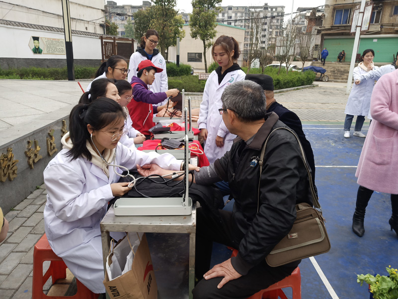 赣南医学院护理学院举行建校78周年社区志愿服务