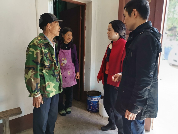 西南医科大学领导带队赴合江县回洞桥村调研指导脱贫攻坚工作