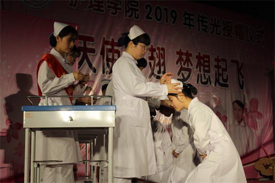 莆田学院护理学院举行2019年“天使展翅，梦想起飞”传光授帽仪式