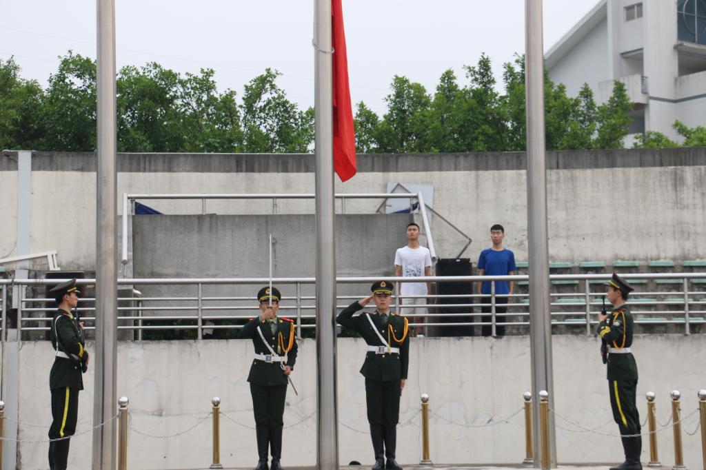 重庆科技学院人文艺术学院和外国语学院共同举行升旗仪式