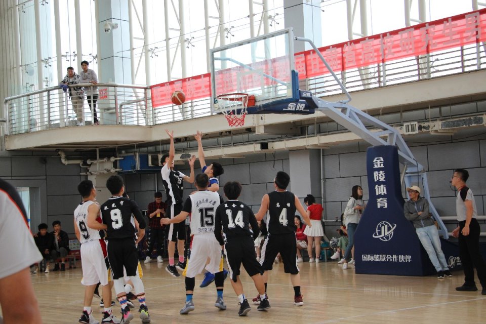 兰州交通大学研究生代表队在第十四届甘肃省高校研究生男子篮球邀
