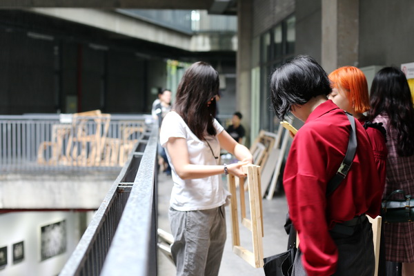 四川美术学院油画系举办第一届“六月跳蚤市场”毕业生物品大甩卖