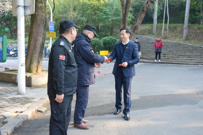 福建农林大学大年初一校领导看望慰问在岗教职工